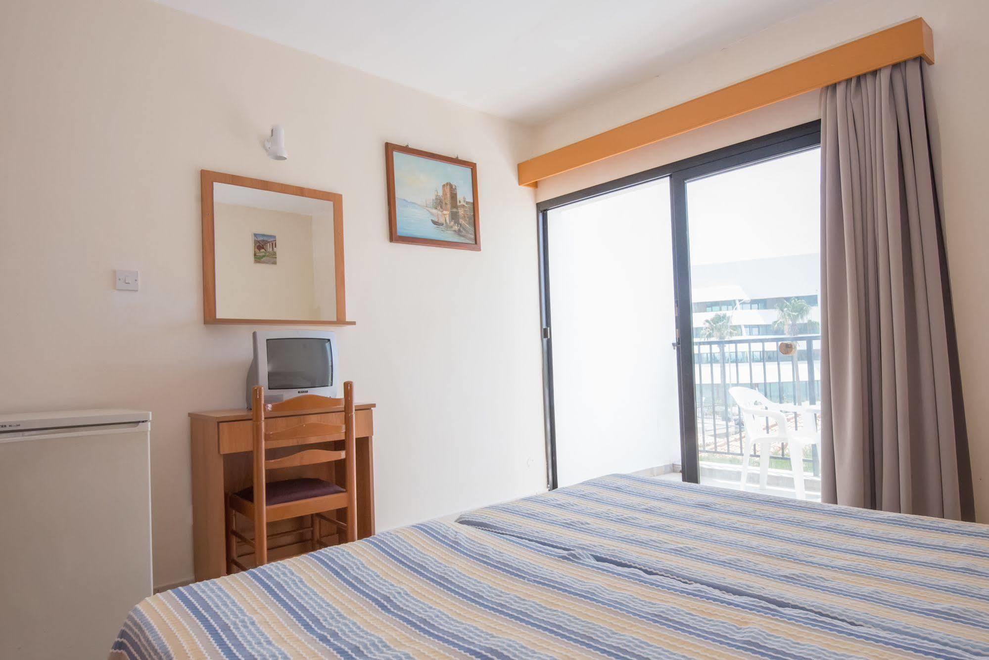 Kkaras Hotel 3 Star ไอยานาปา ภายนอก รูปภาพ