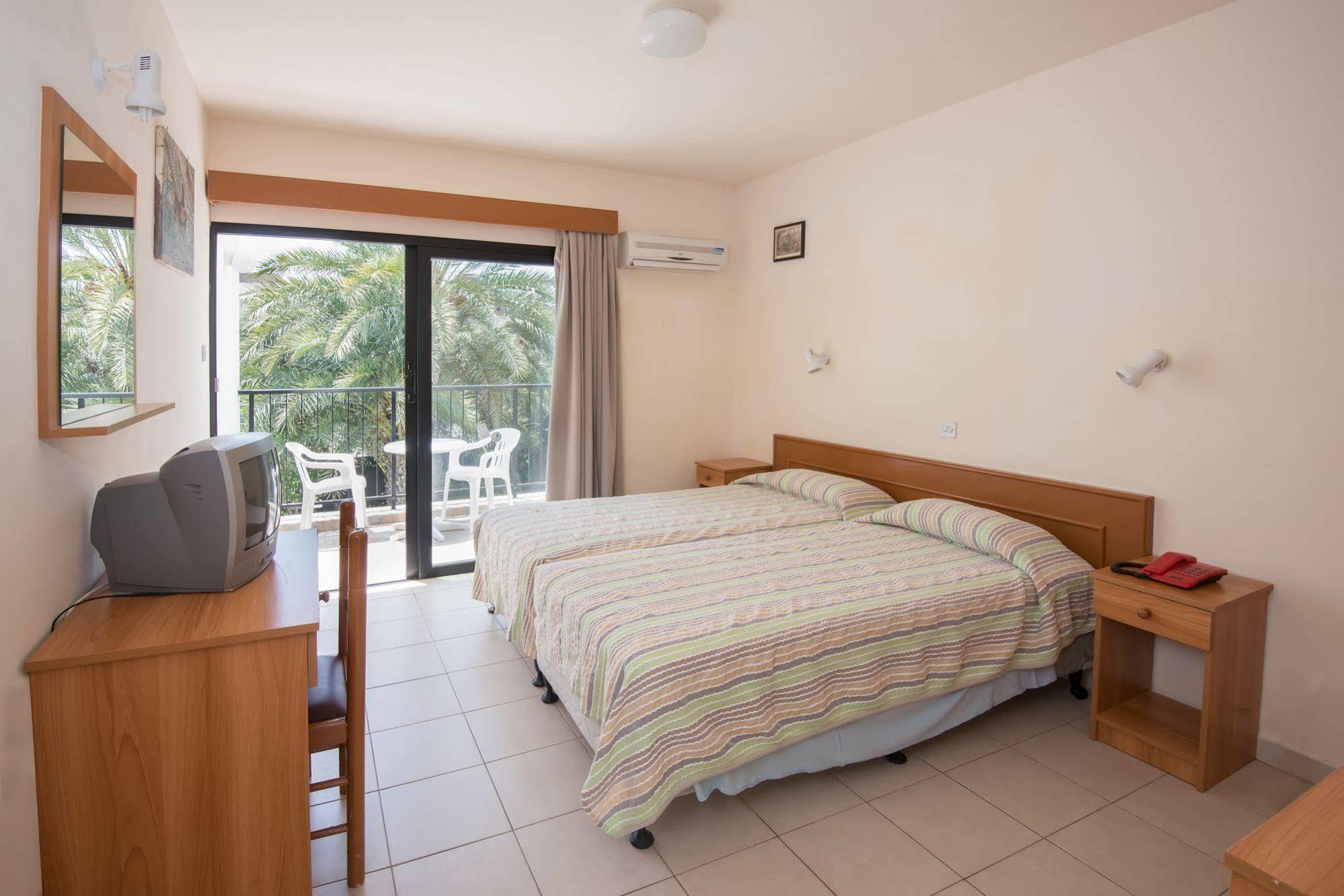 Kkaras Hotel 3 Star ไอยานาปา ภายนอก รูปภาพ